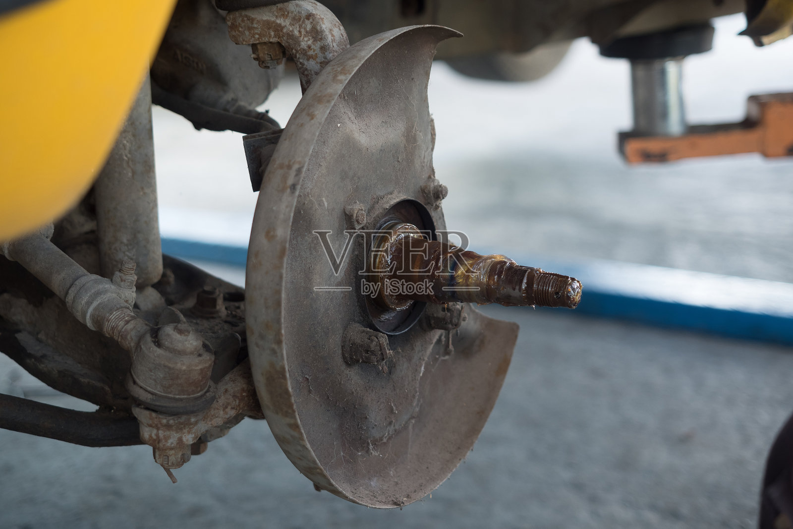 拆下旧盘式制动器，换上新的。照片摄影图片