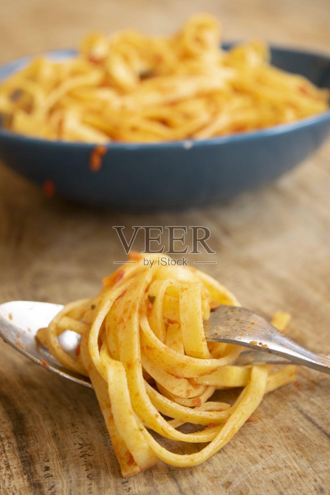 鸡蛋卷在叉子上照片摄影图片