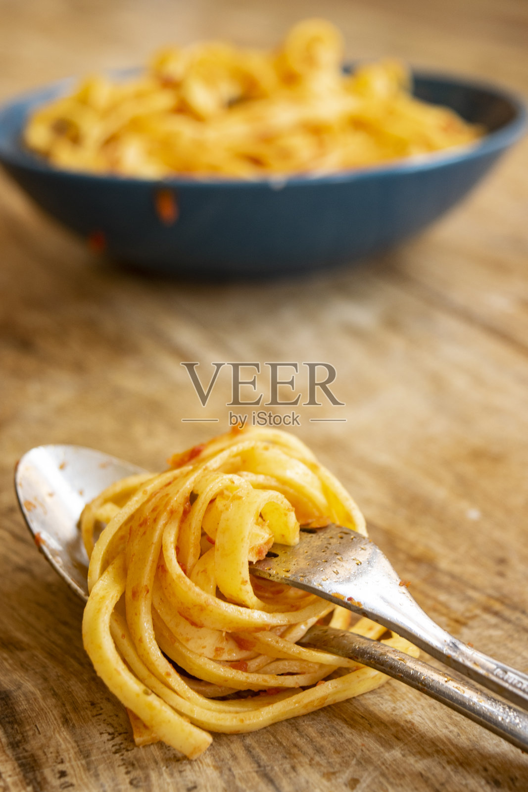 鸡蛋卷在叉子上照片摄影图片