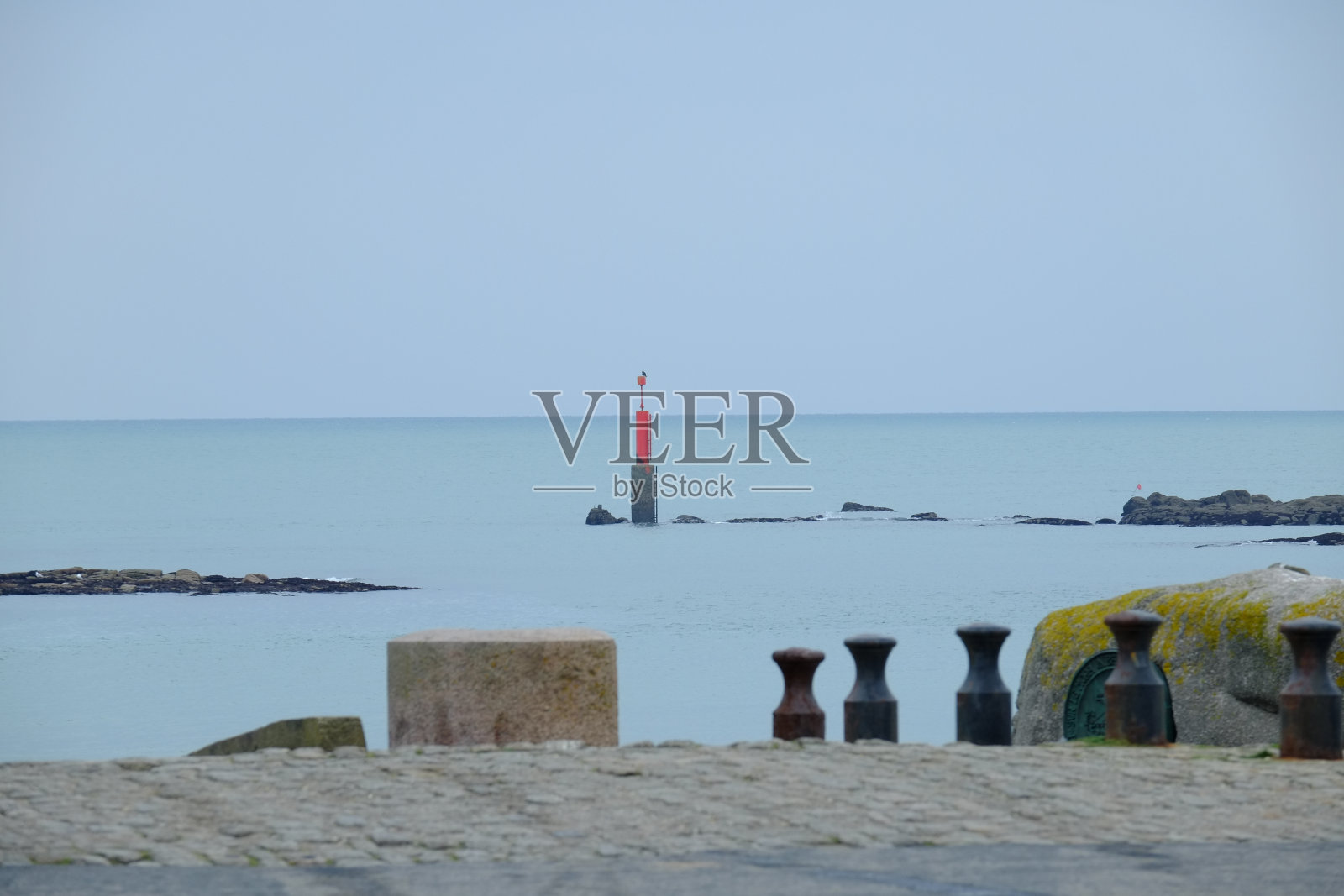 冬天巴弗勒尔港的入口。照片摄影图片