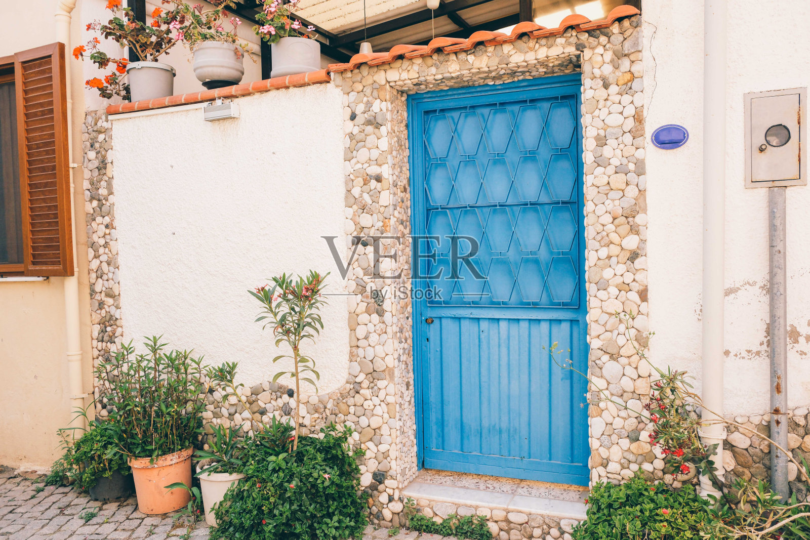 Sigacik街道，五彩缤纷的门，海滨小镇，安静的暑假，花的街道，Seferihisar，伊兹密尔，土耳其照片摄影图片