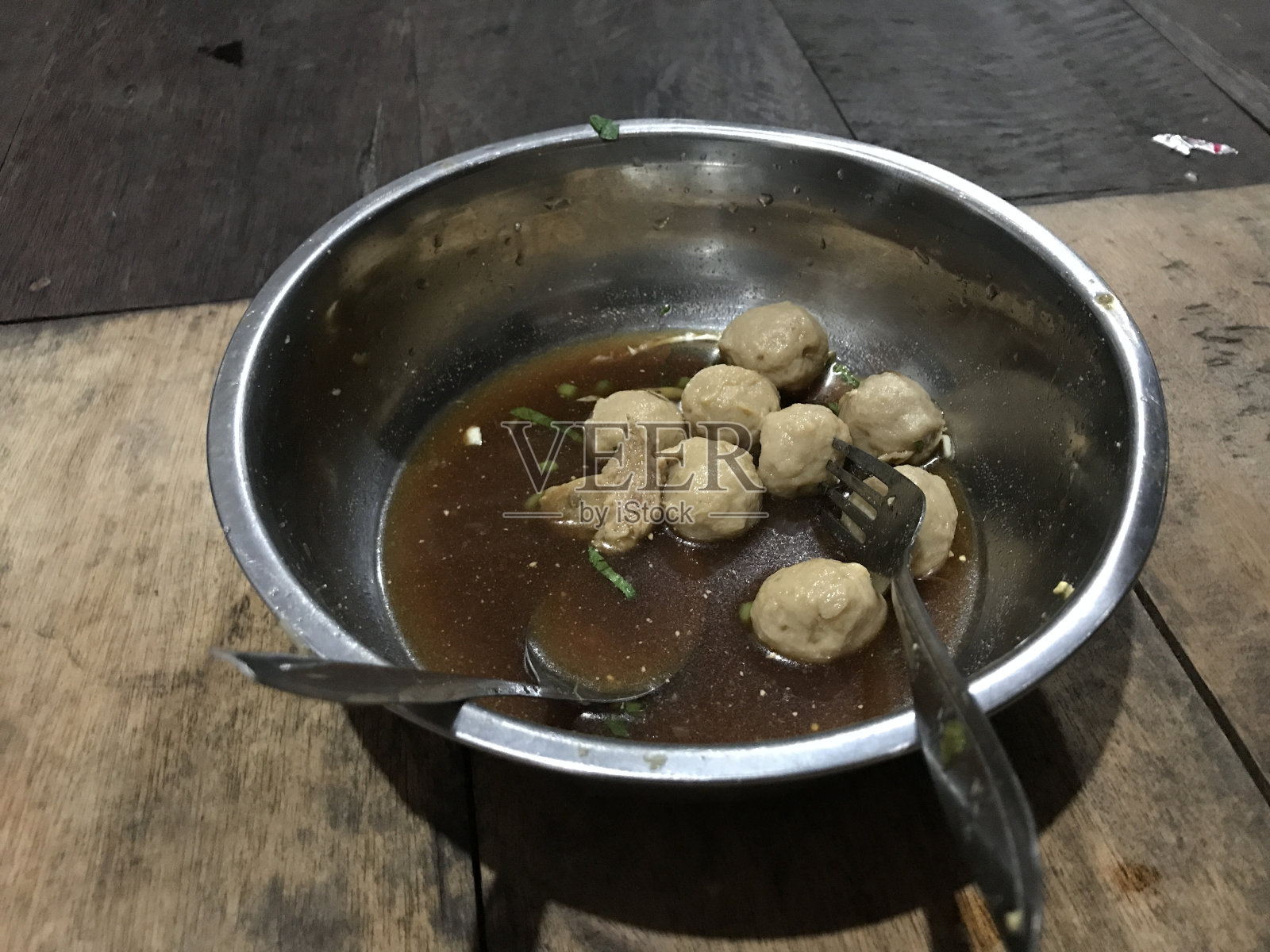 印尼甜酱油葱肉丸面。印尼传统的肉丸子。照片摄影图片