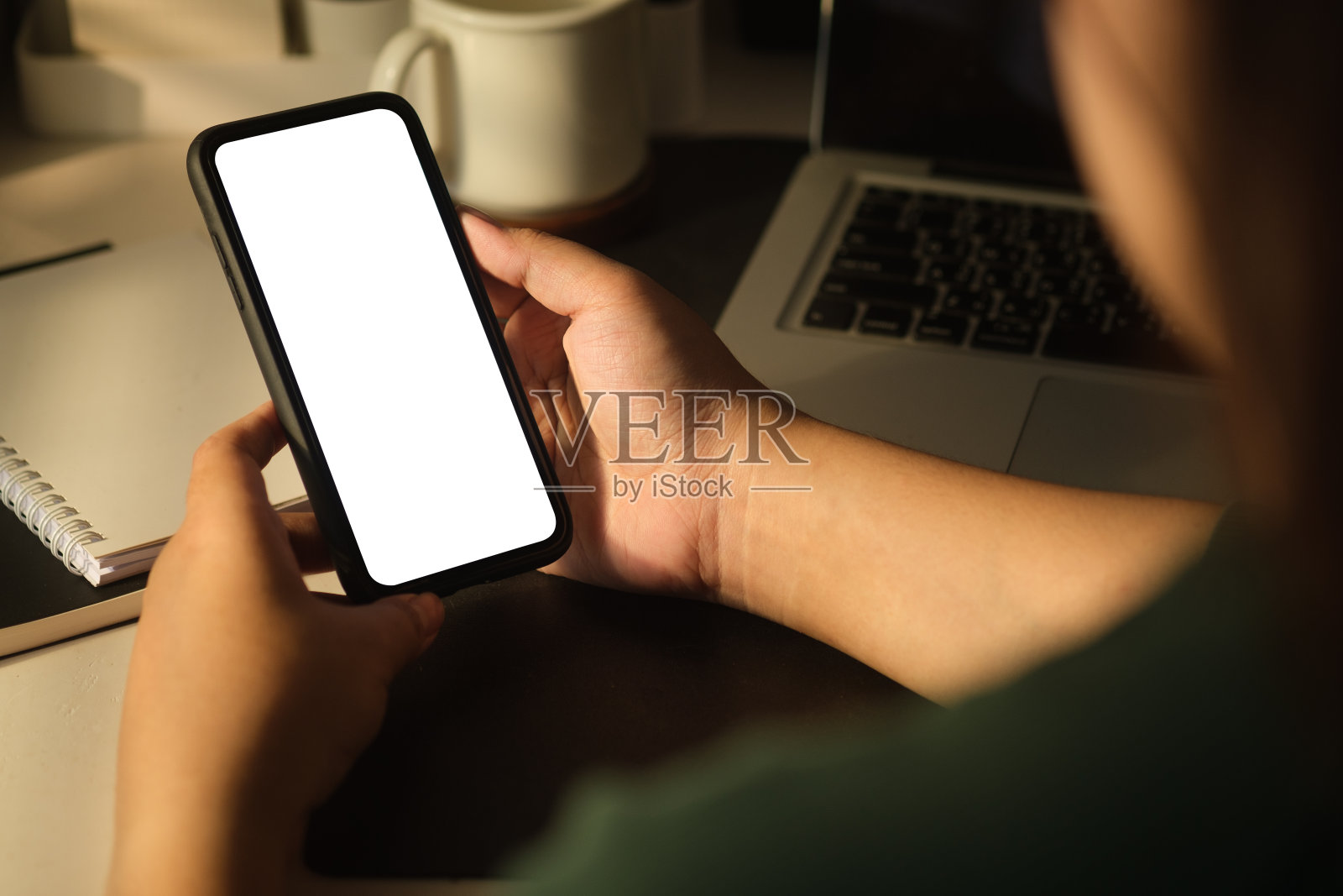 女人手里拿着手机。近距离观察，空屏为您的广告设计。照片摄影图片