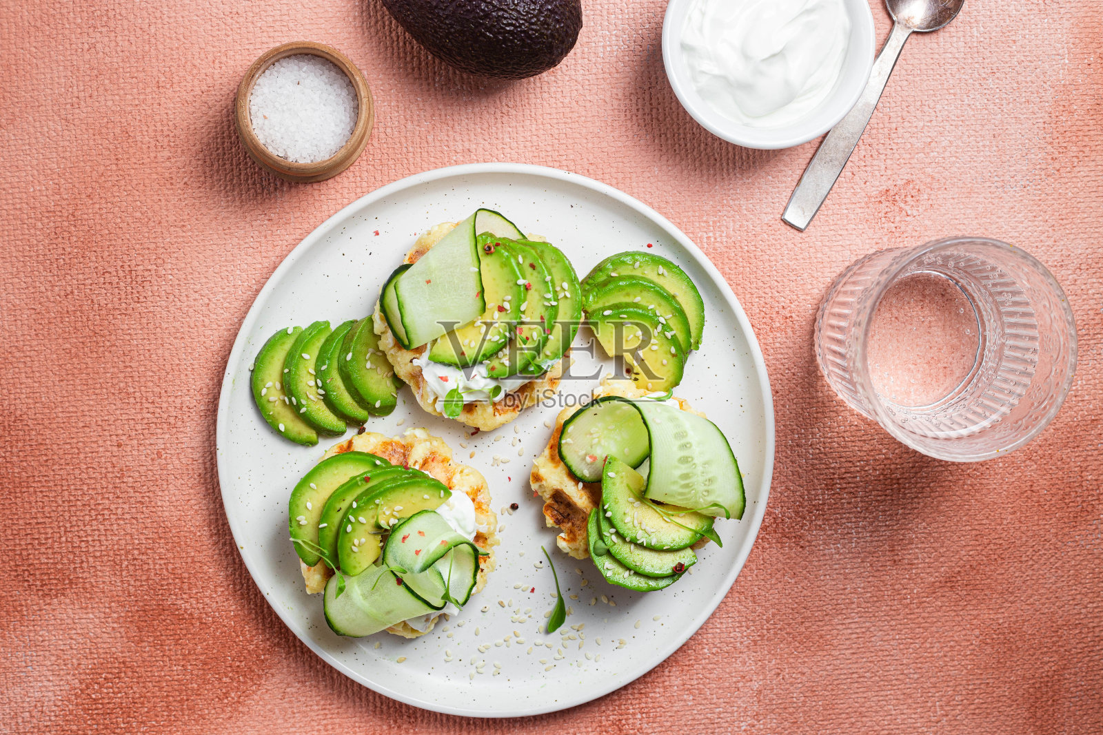 华夫饼配奶油芝士，牛油果和黄瓜照片摄影图片