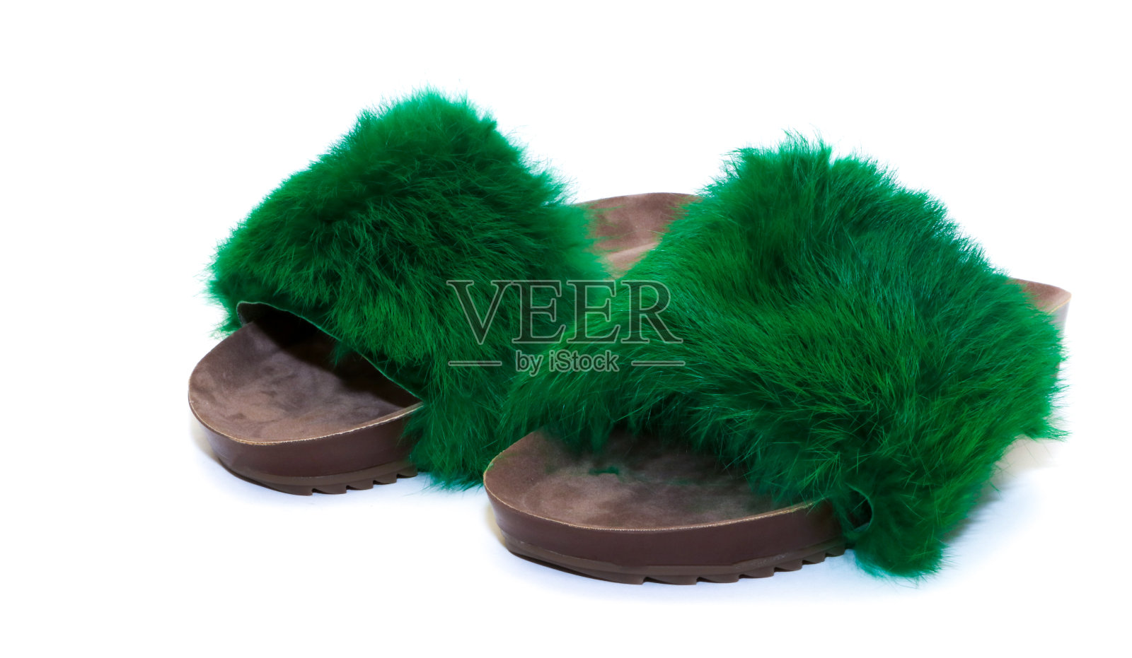 白色背景上的绿色毛绒拖鞋照片摄影图片