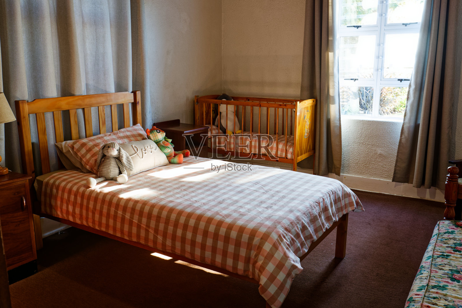 在南非西开普省乔治附近的一个农场里，农舍里的一个房间里有老式的家具和装饰。照片摄影图片