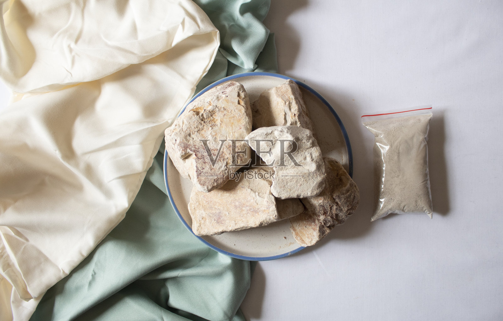 可食用的白色粘土石，用粘土粉最小的平坦铺设照片摄影图片