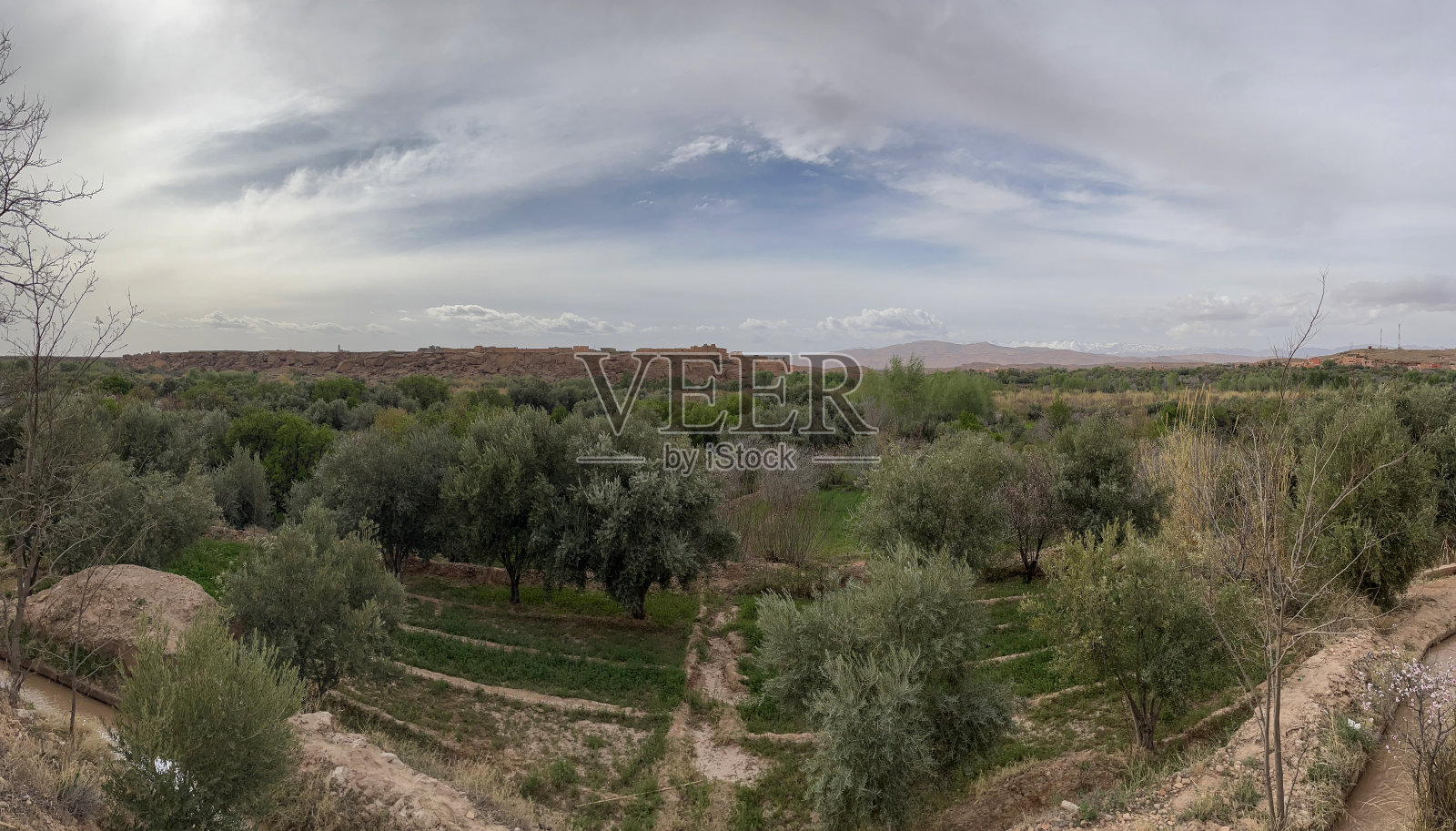 摩洛哥，非洲:一个令人惊叹的粘土村庄在绿色的戴德斯山谷附近的鲍玛恩戴德斯和戴德斯峡谷照片摄影图片