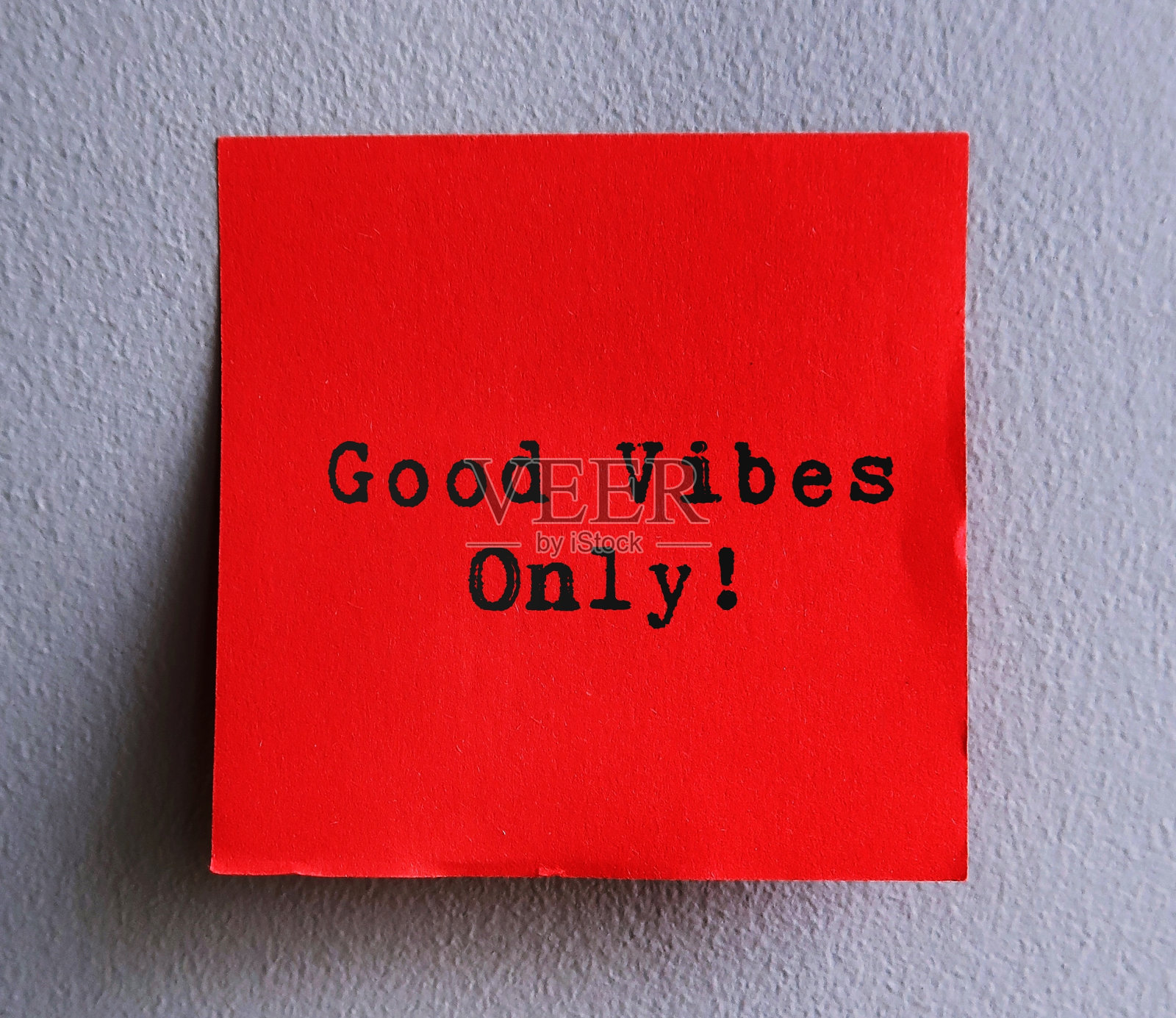 在墙壁背景上粘贴便条，手写文字GOOD VIBES ONLY，划掉只是GOOD VIBES，避免消极积极的概念-相信无论情况多么困难，人们应该只保持积极的心态照片摄影图片