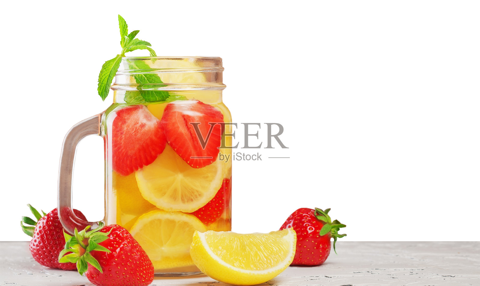 含柠檬、薄荷和芳香草莓的软饮料照片摄影图片