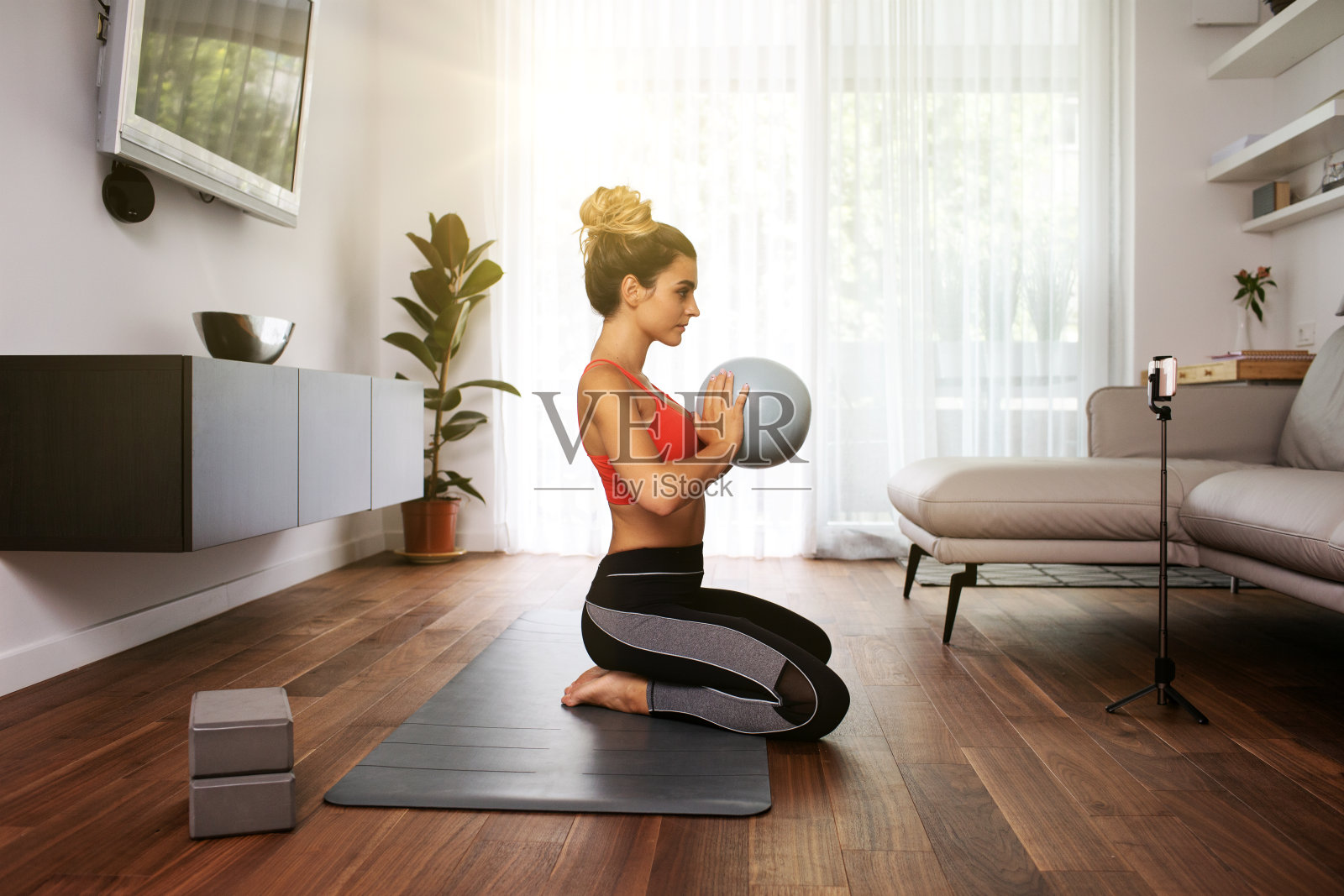 在线健身教练在家用健身球讲授虚拟课程照片摄影图片