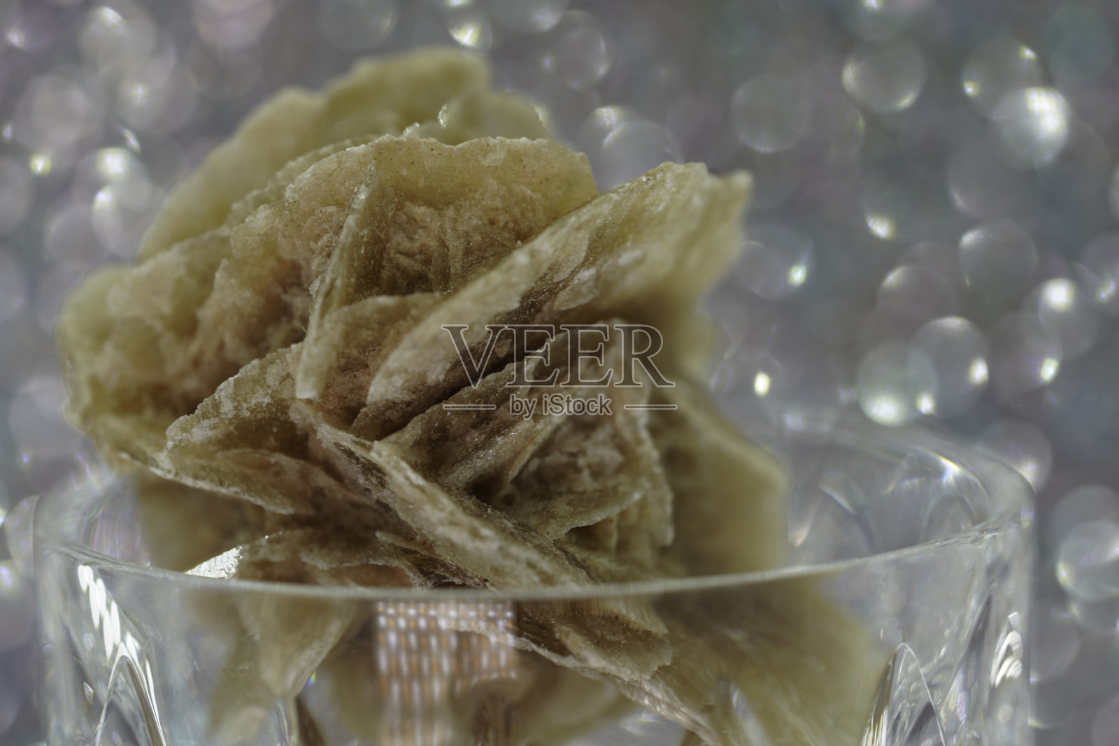 石膏玫瑰与水晶切割出的背景，晶体类似于玫瑰的形状照片摄影图片