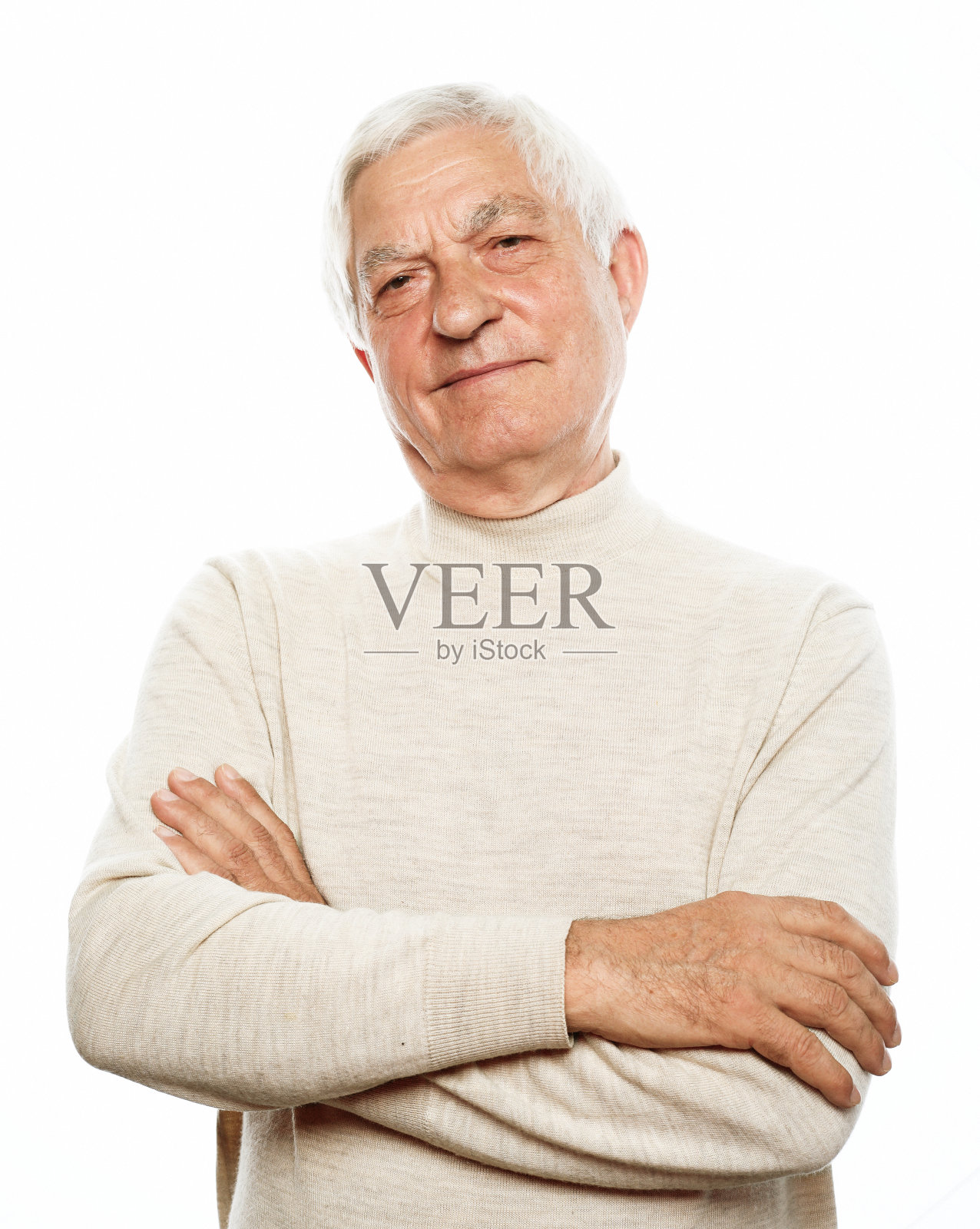 健康快乐的微笑着老年白种人老人的脸，双臂交叉孤立在白色上。照片摄影图片