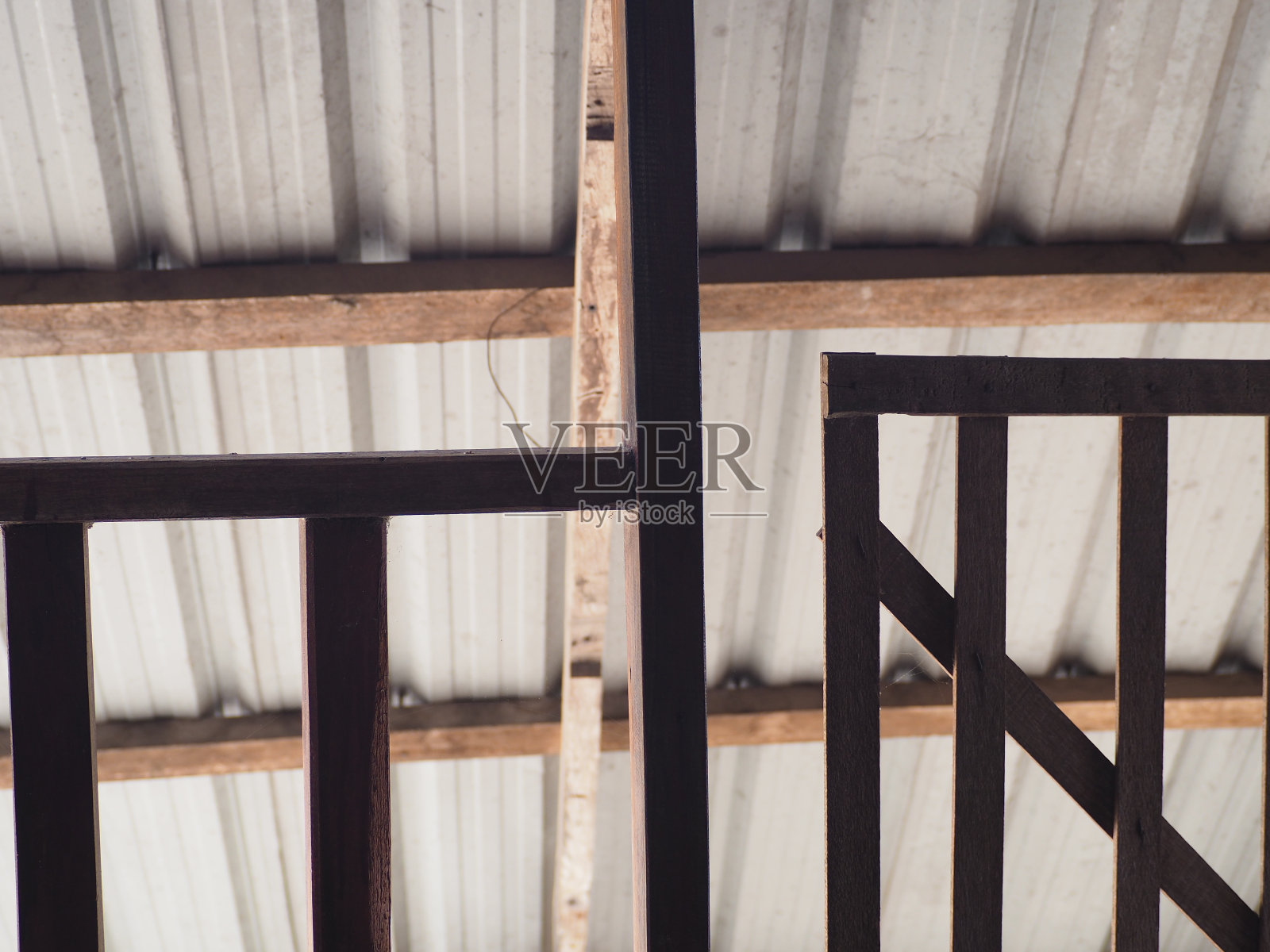 屋顶是银灰色和白色的，像一座黑灰色的房子。照片摄影图片