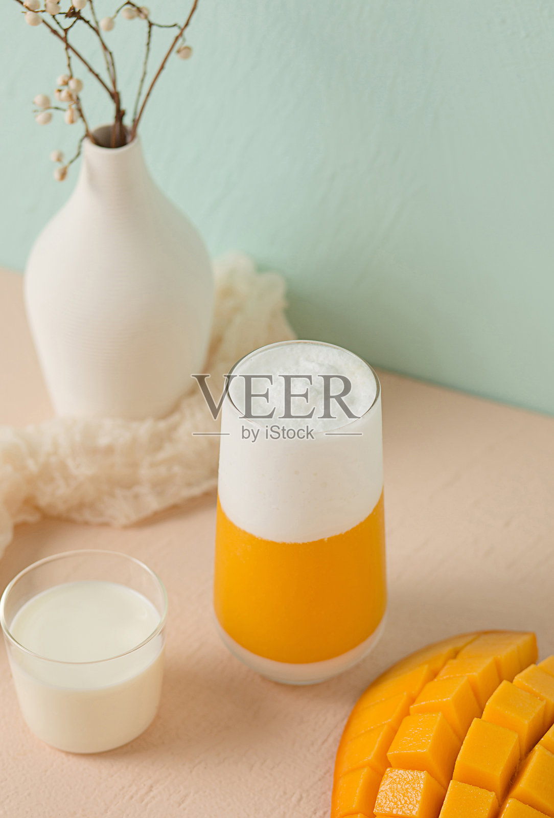 清新如画的奶茶果茶饮品，色调清爽照片摄影图片