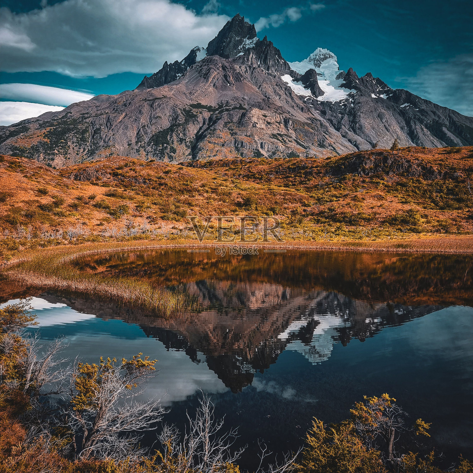 在智利的托雷斯德尔潘恩国家公园里，宁静的山间湖泊和白雪皑皑的山峰照片摄影图片