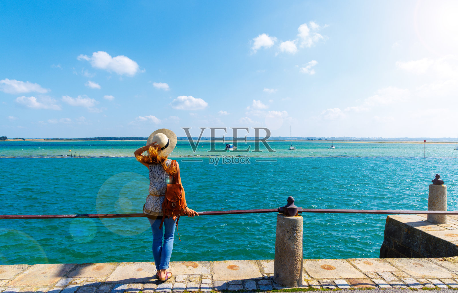一名女子站在那里观看大西洋海岸和船只的全景——卢瓦尔河沿岸，卢瓦尔大西洋照片摄影图片