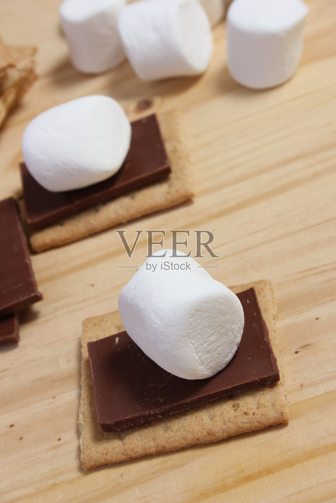 上。棉花糖配巧克力和全麦饼干照片摄影图片