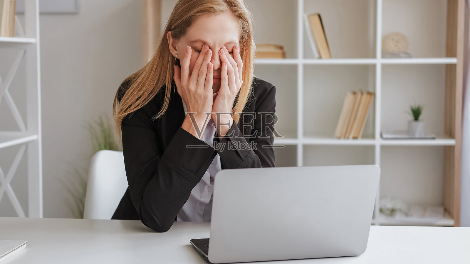 努力工作信息过载女孩沮丧照片摄影图片