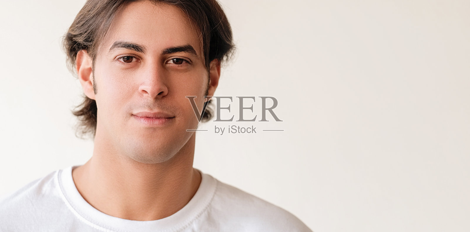 自信的脸干净的皮肤男性美男子剃光照片摄影图片