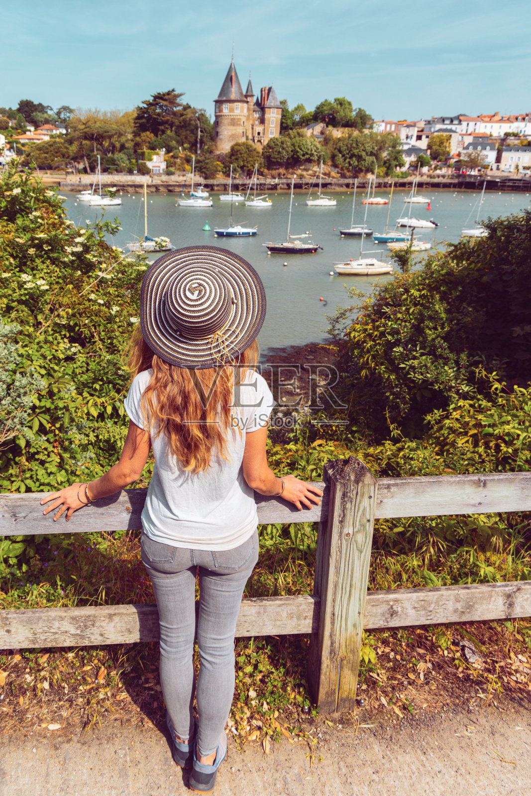 色情城堡和港口-女游客欣赏美丽的景色，布列塔尼-法国照片摄影图片