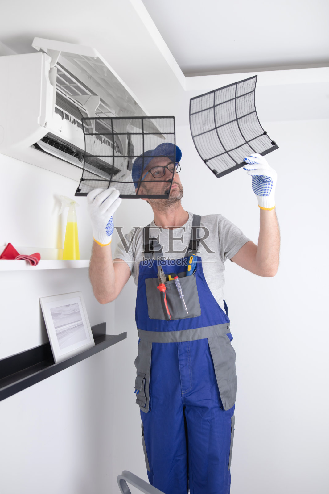 维修人员清洁和维护空调机组。照片摄影图片