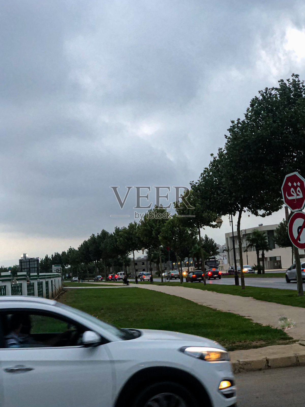 令人回味的城市景观在一个黑暗和多云的夜幕下暴风雨的天空照片摄影图片