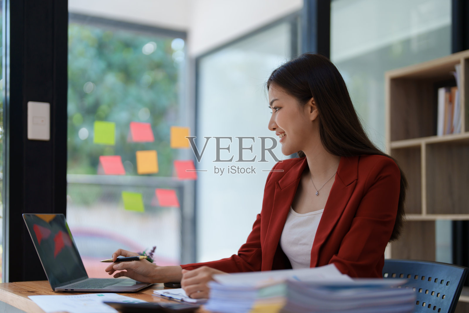 策划，审计，商业策划，财务，年轻的亚洲女商人在电脑上工作，检查投资文件和策划营销，以增加利润，经营理念。照片摄影图片