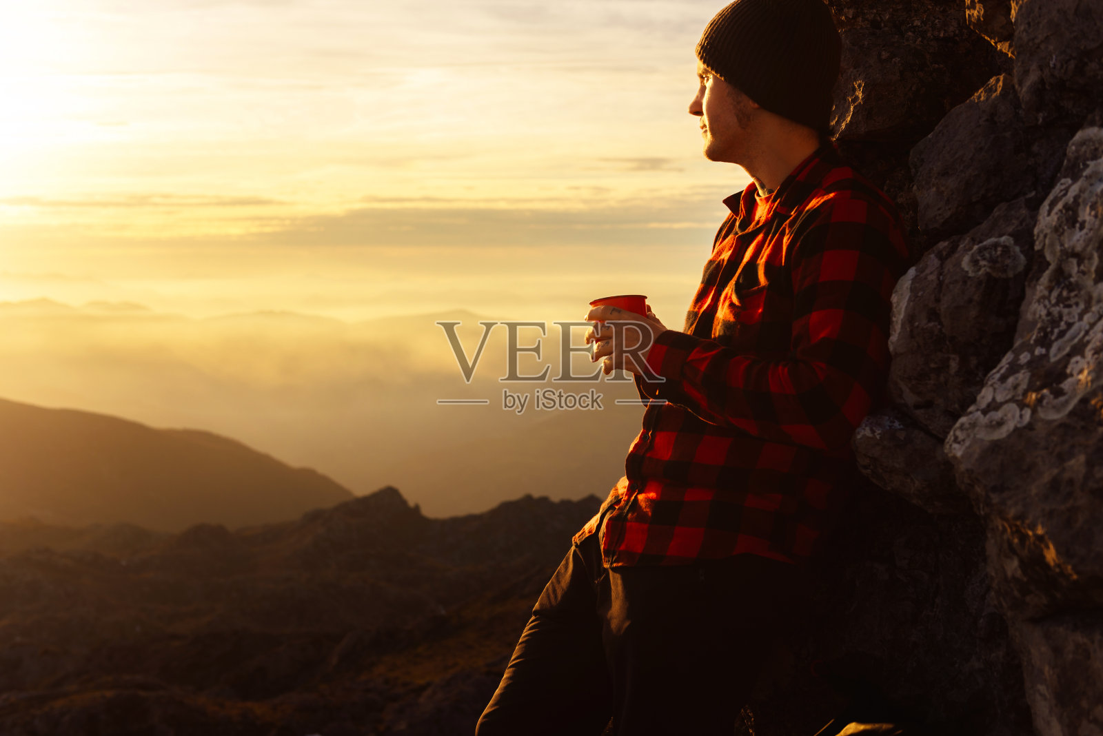 在山上徒步旅行和爬山照片摄影图片