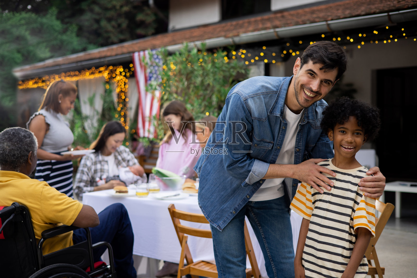 幸福的家庭有一个家庭午餐照片摄影图片