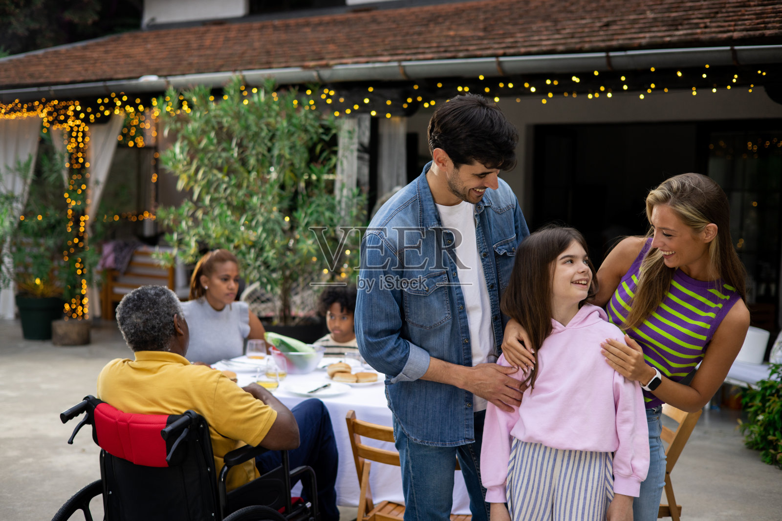 幸福的家庭有一个家庭午餐照片摄影图片