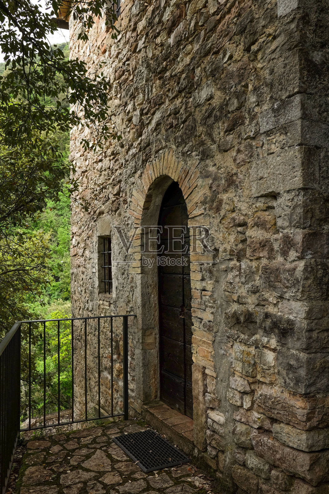 仿古修道院入口照片摄影图片