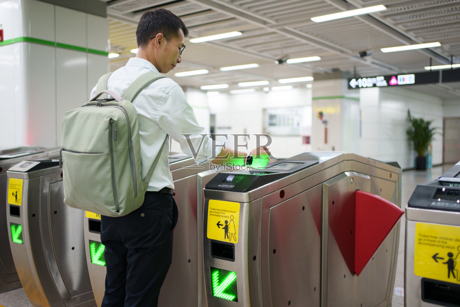 智能手表支付公共交通费用照片摄影图片