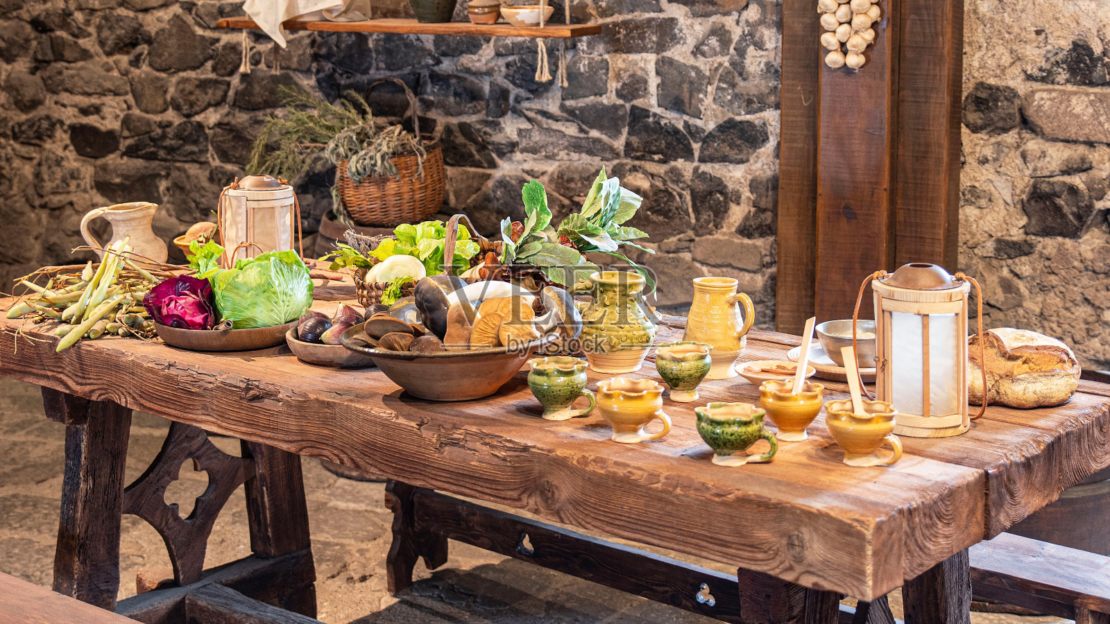 餐桌上放着食物照片摄影图片