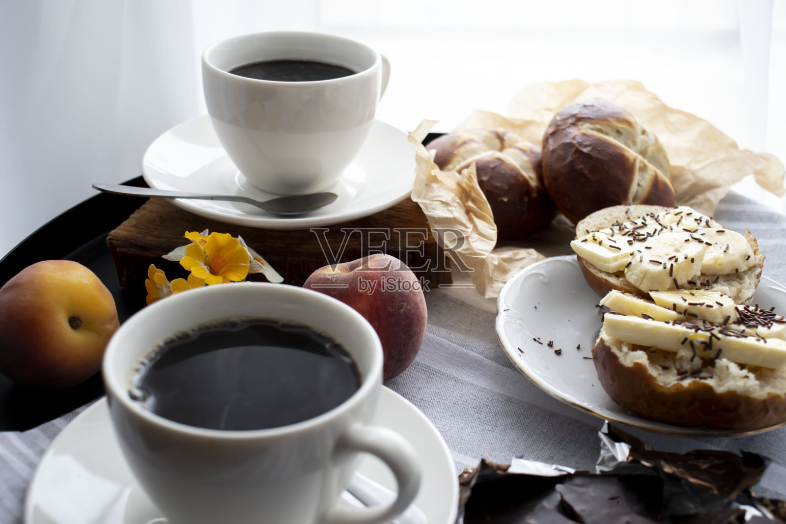 早餐有咖啡和面包。早上在桌子上照片摄影图片