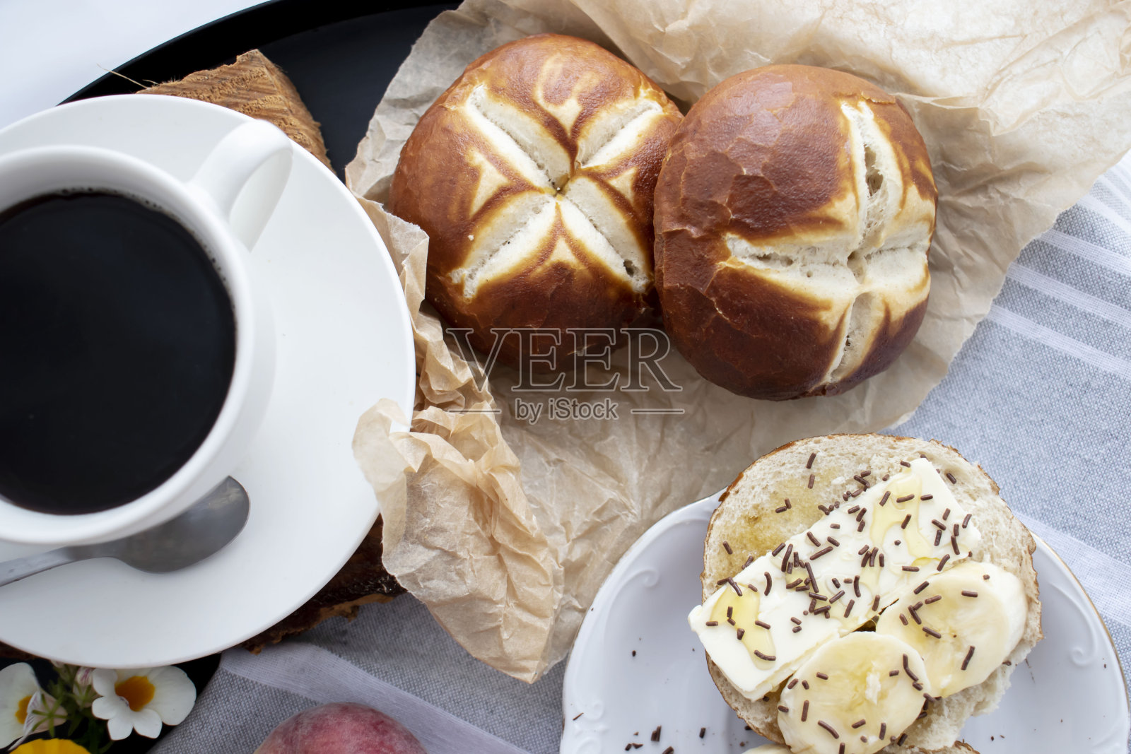 早餐有咖啡和面包。早上在桌子上照片摄影图片