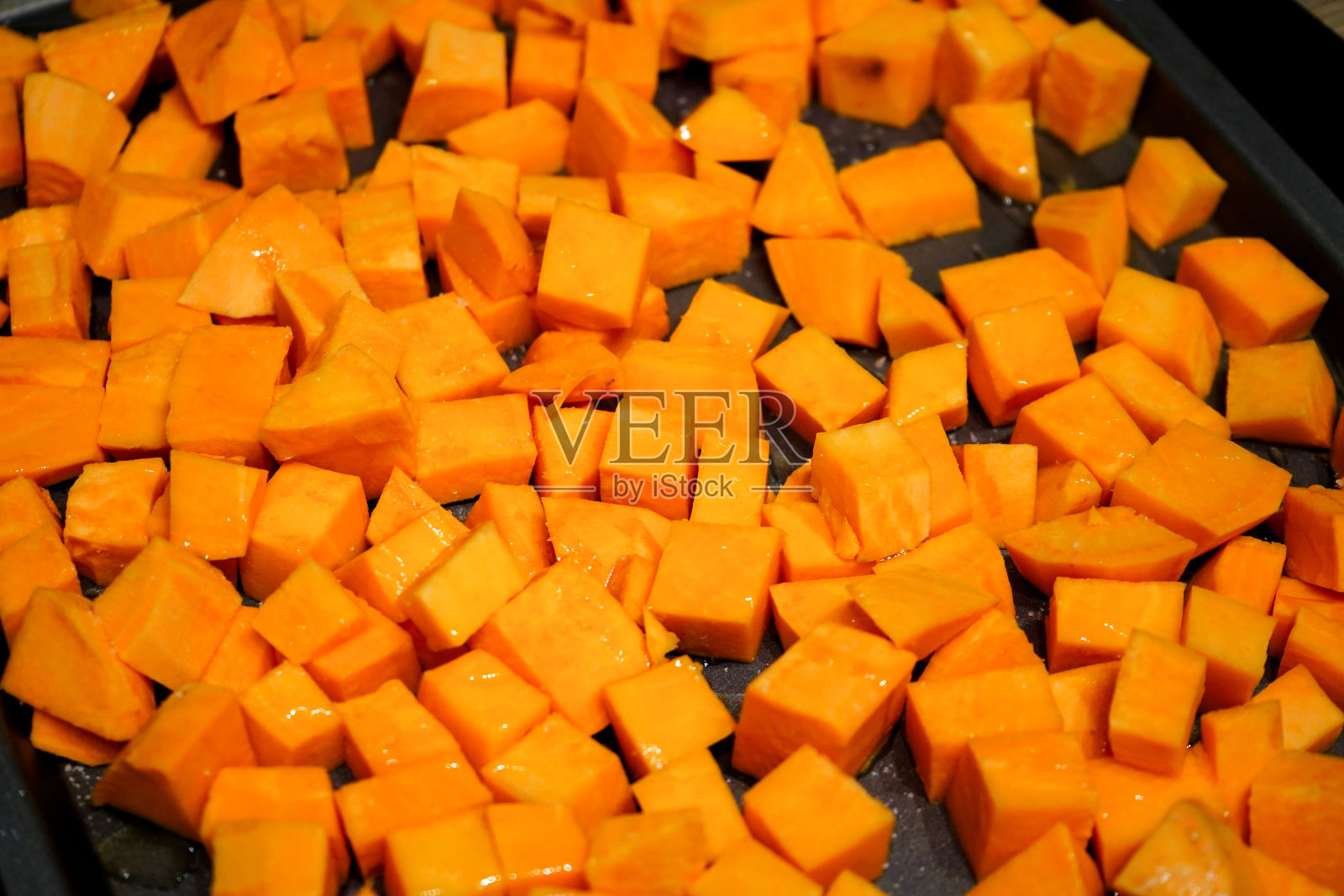 把红薯切成块放在烤盘上照片摄影图片