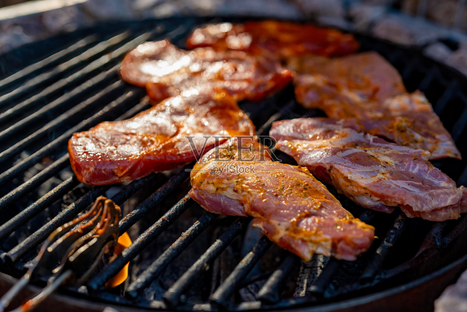 夏天烤架上的牛排照片摄影图片