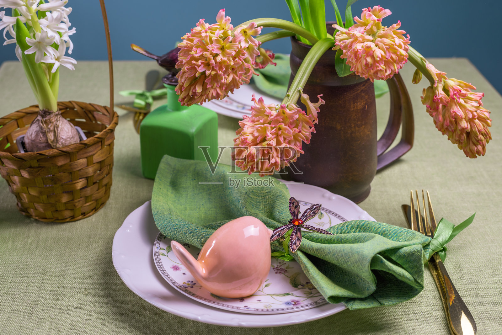 绿色亚麻桌布上的风信子照片摄影图片