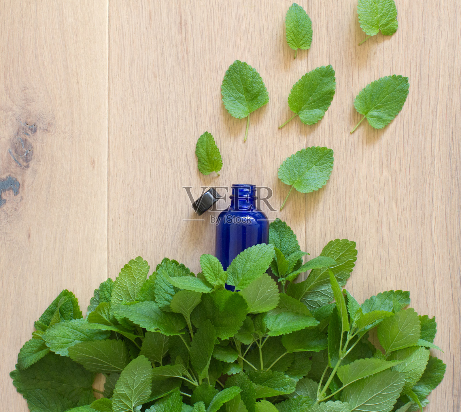 从精油瓶中捕获的香茅叶子轻溅照片摄影图片