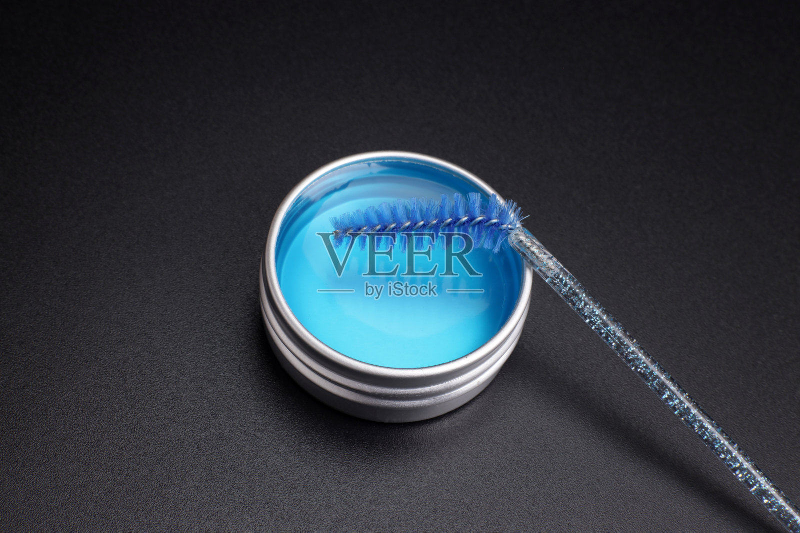 蜡固定，造型眉毛与黑色背景上的刷子照片摄影图片