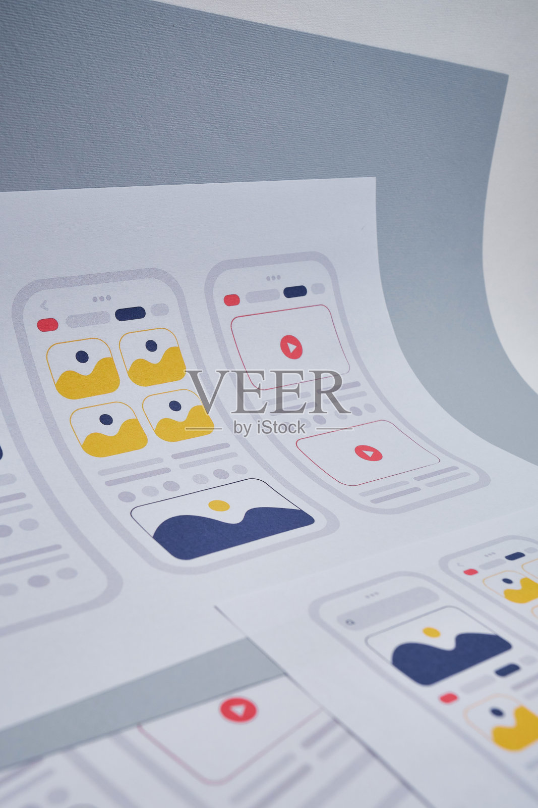 UX移动应用程序线框图。草图，原型，框架，布局未来的应用程序设计项目。UI/UX——用户界面和用户体验设计师。智能手机的创意概念。应用程序开发照片摄影图片