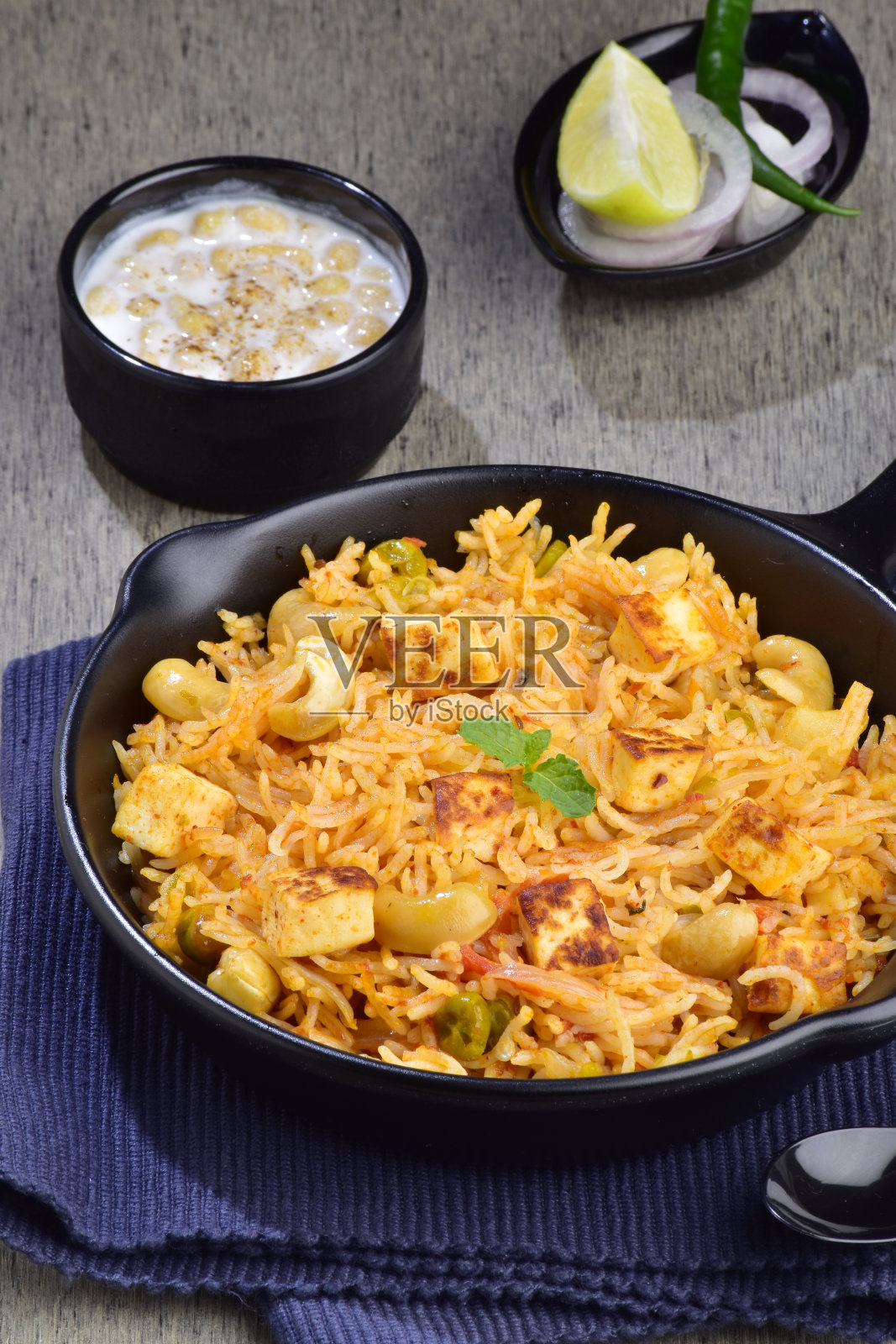 印度奶酪普劳与raita特写照片摄影图片