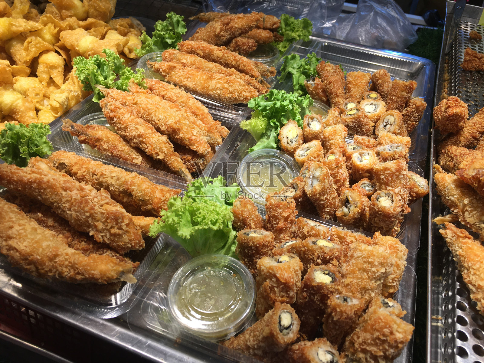 曼谷美味的街头小吃很受游客欢迎。照片摄影图片