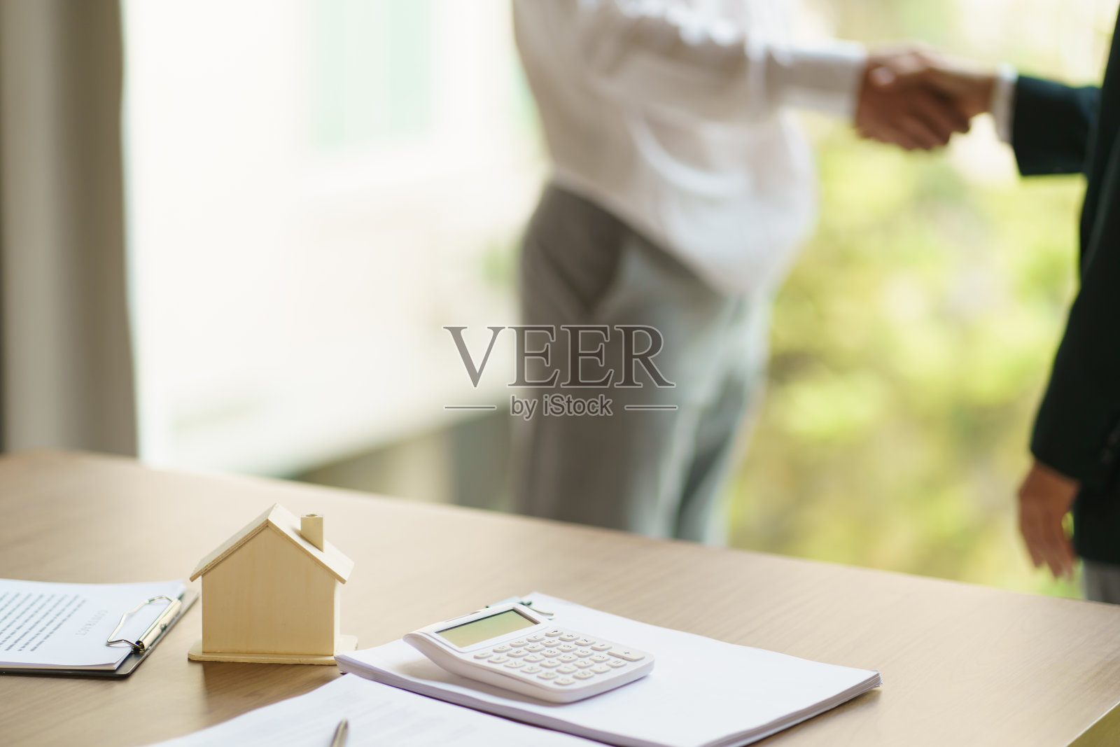 商务人士签署合同，与房地产经纪人达成交易，提供房屋保险咨询照片摄影图片