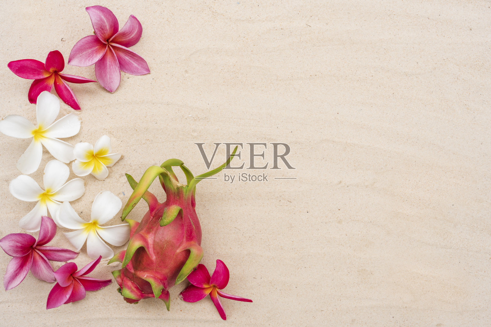 沙滩上的芒果和火龙果。照片摄影图片