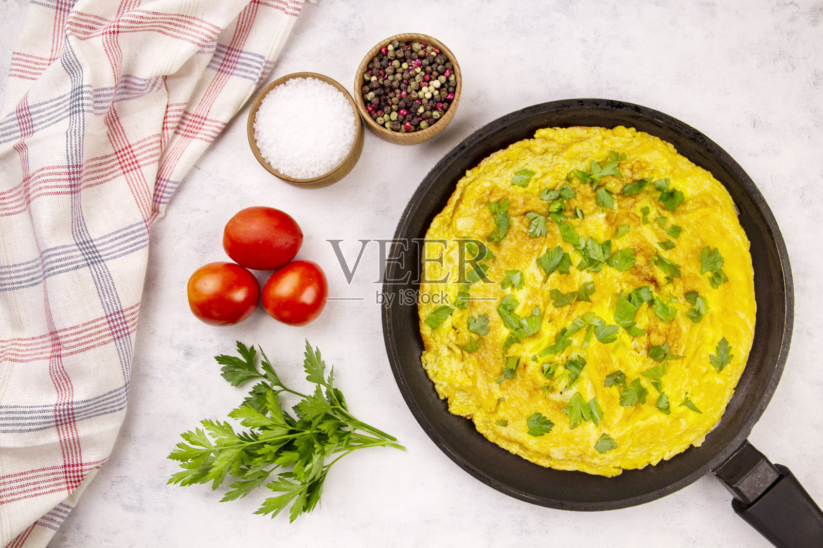 灰色背景的西红柿和欧芹自制蛋饼照片摄影图片