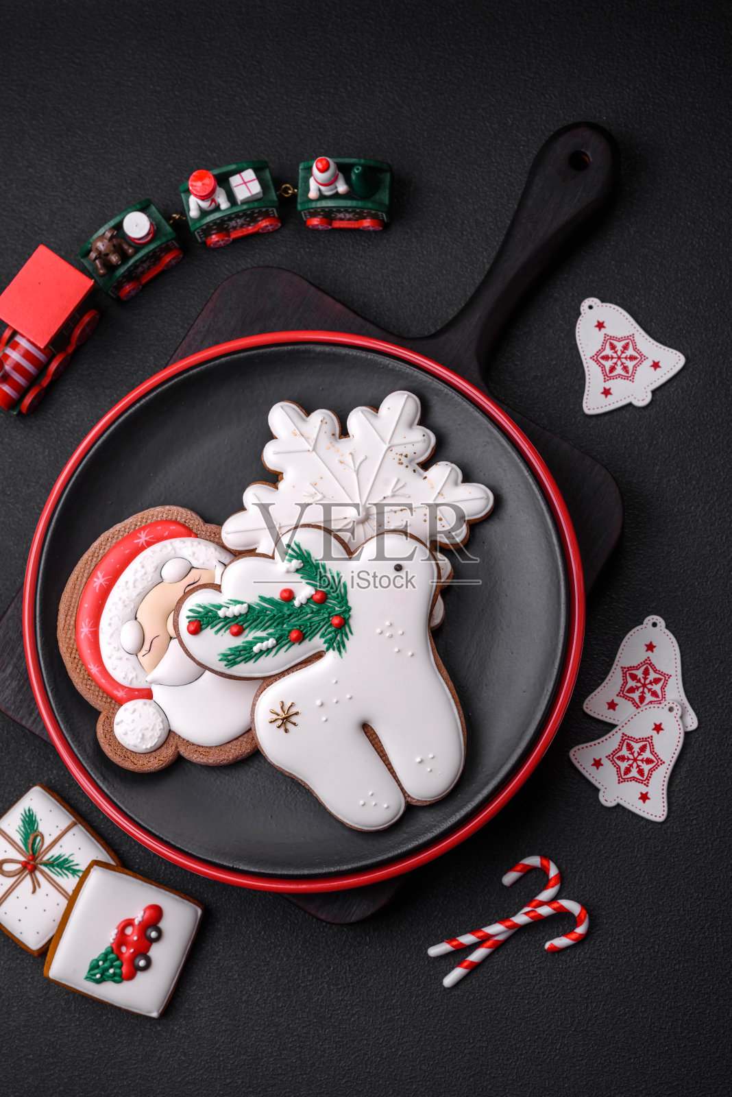 漂亮鲜艳的彩色自制姜饼饼干放在陶瓷盘子里照片摄影图片