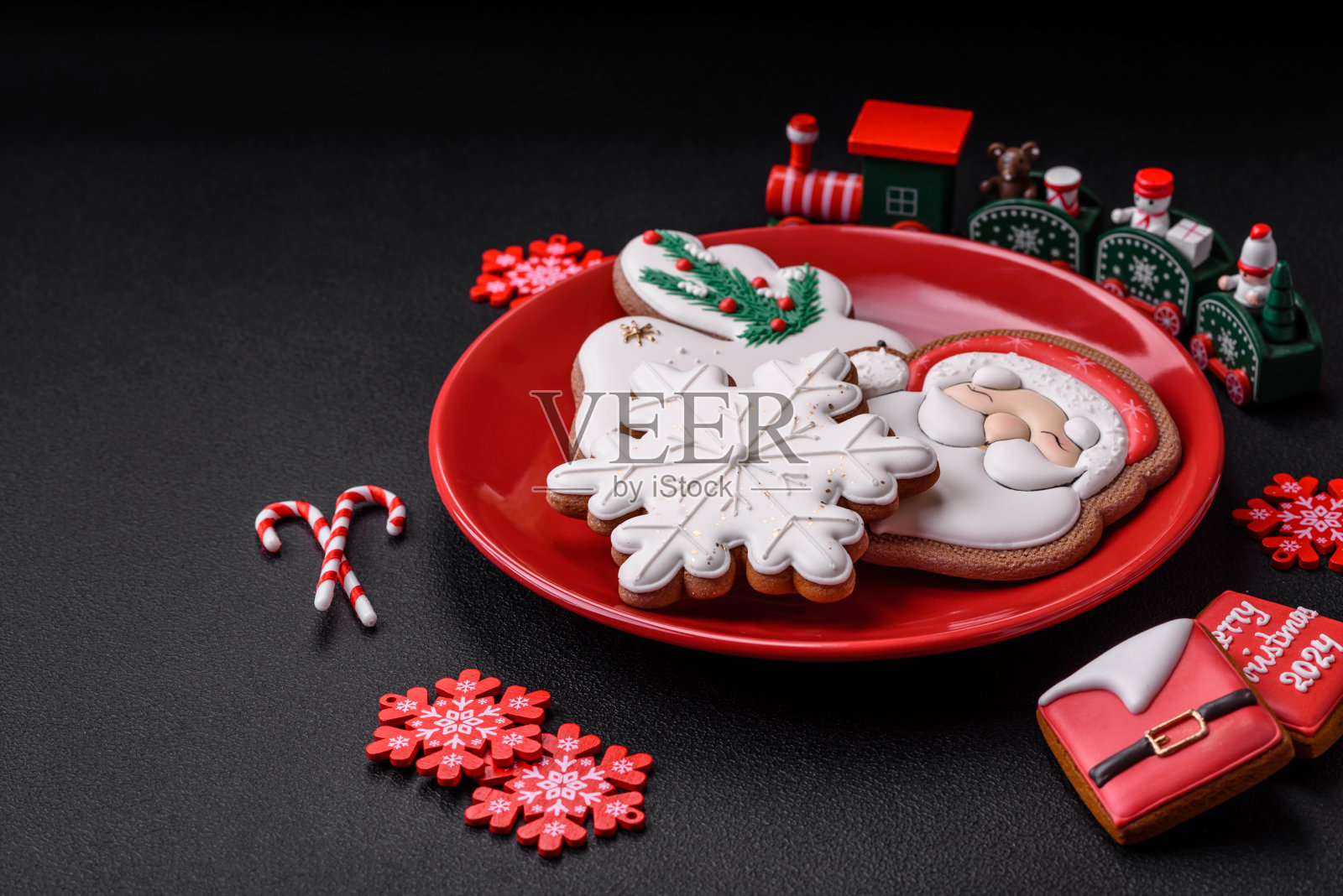 漂亮鲜艳的彩色自制姜饼饼干放在陶瓷盘子里照片摄影图片