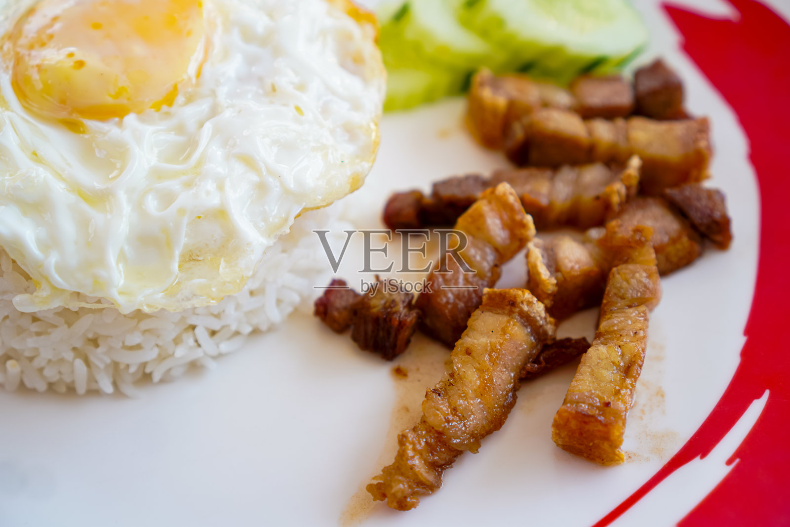图为放在即食盘子里的香脆猪肉饭和煎蛋。照片摄影图片